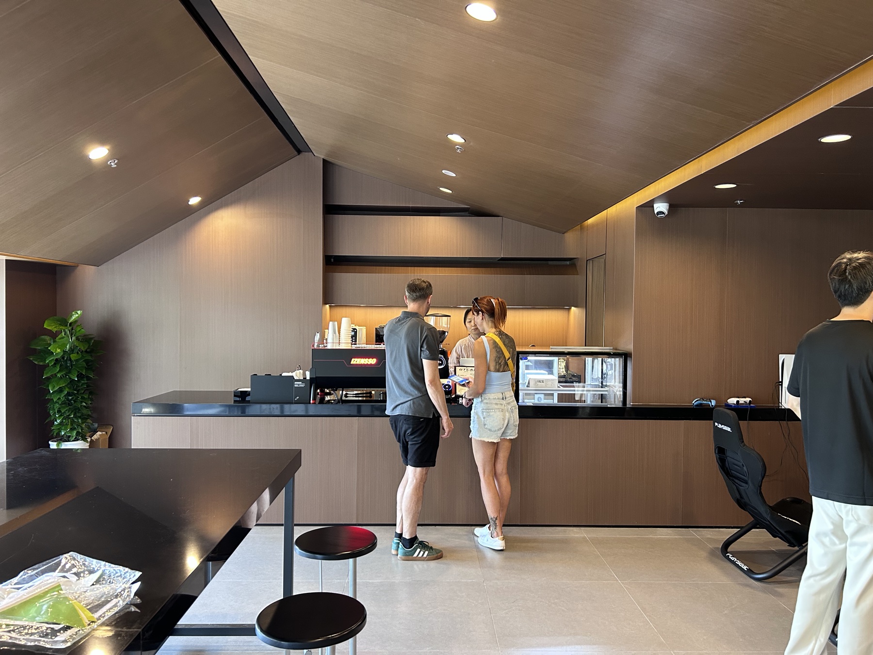 GTCAFE 日常营业区的咖啡吧台与顾客实景