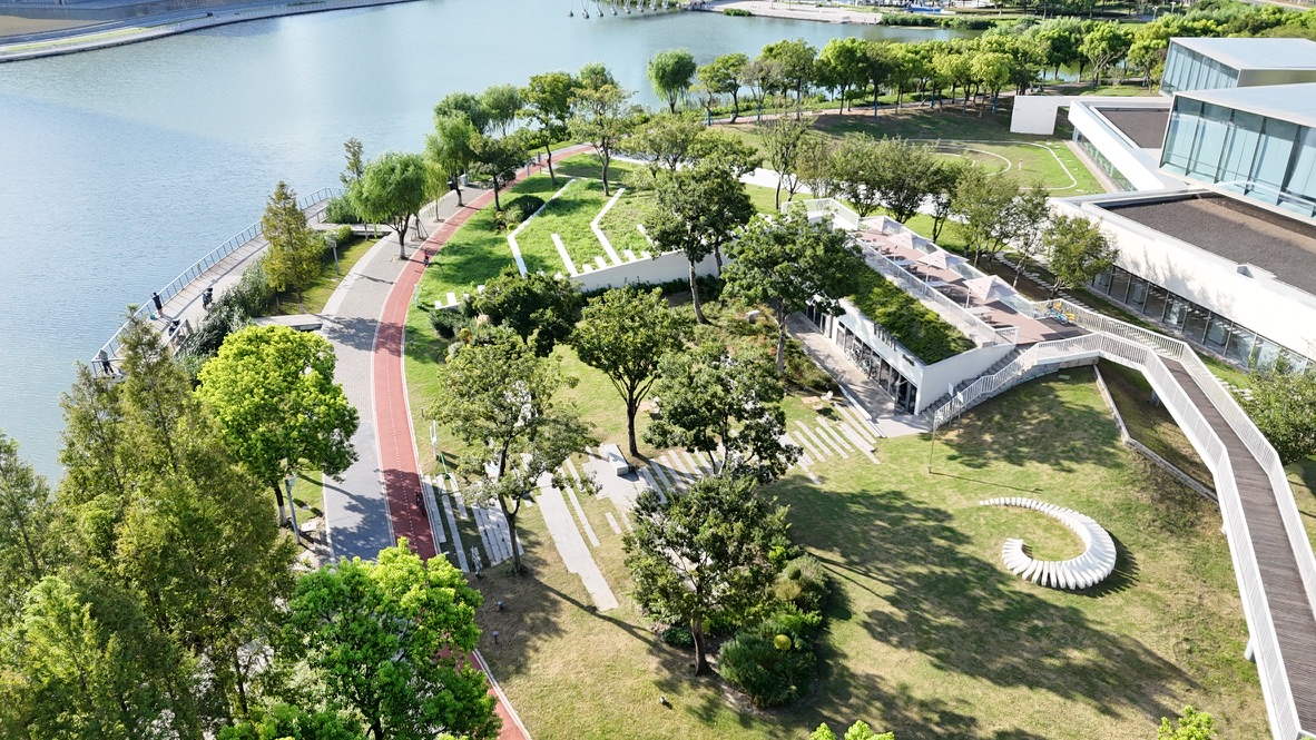 远香湖、湖畔步道、草坪与 GTCAFE 建筑同框的航拍实景