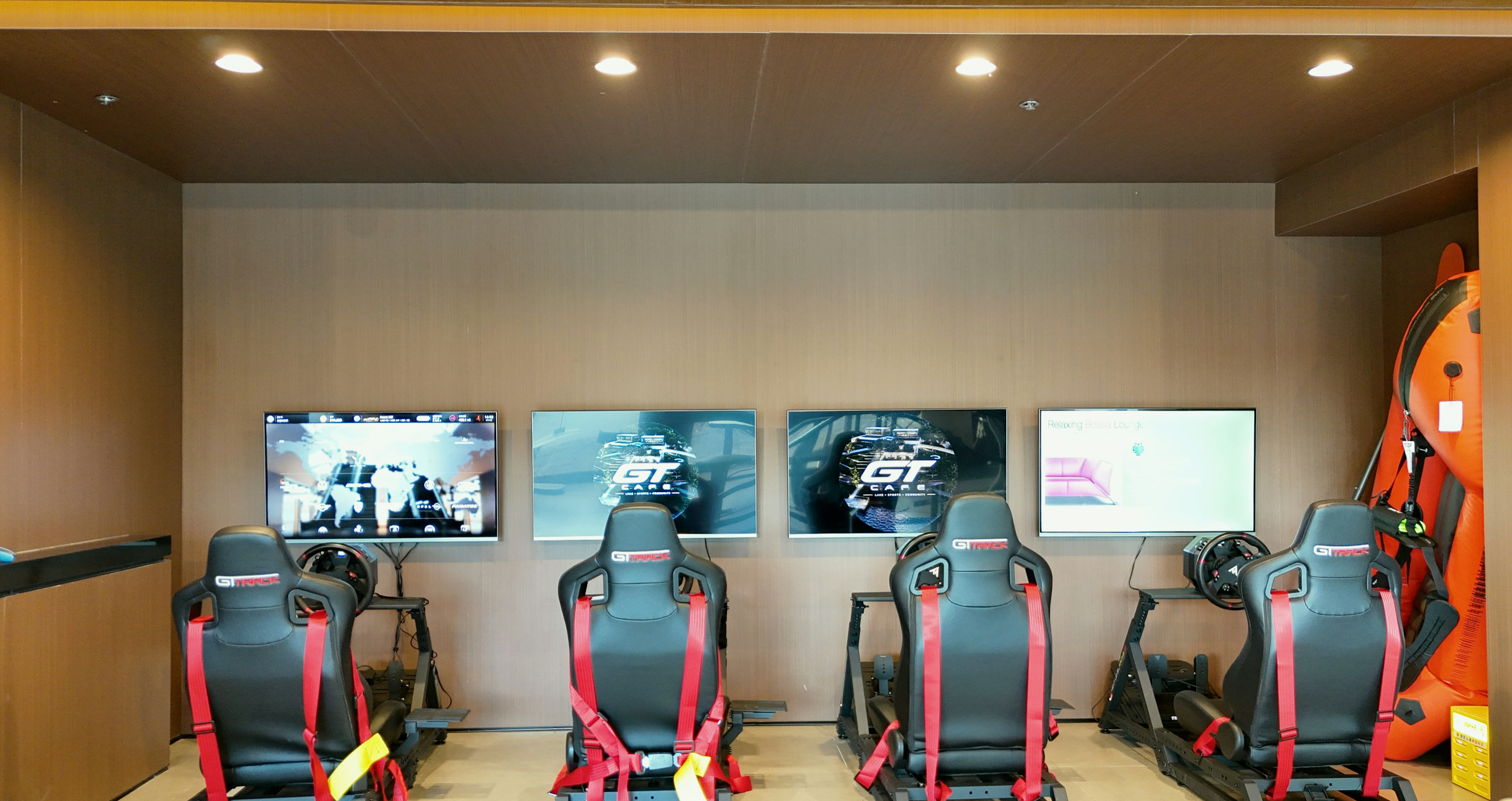 GTCAFE 现用赛车模拟驾驶设备、座椅与四组屏幕的实拍