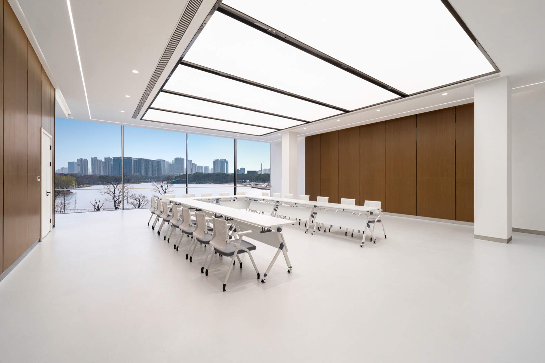 邻近车恋半岛模型馆内可协调的湖景会议室实景